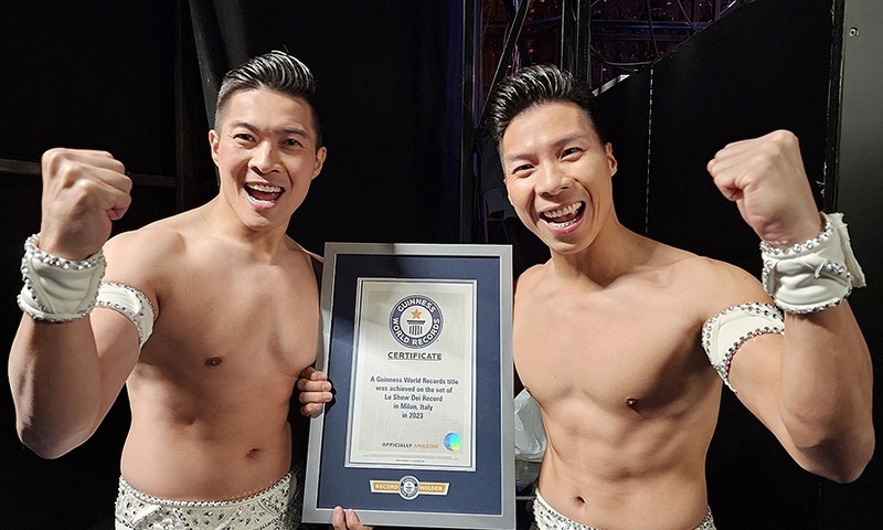 Vietnamese circus brothers set new world record. (Photo: NDO/Hai An)