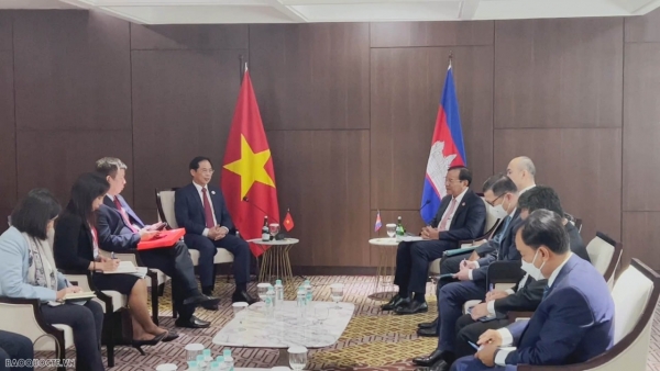 FM meets Cambodian, Philippine, Malaysian counterparts on sidelines of ACC-32