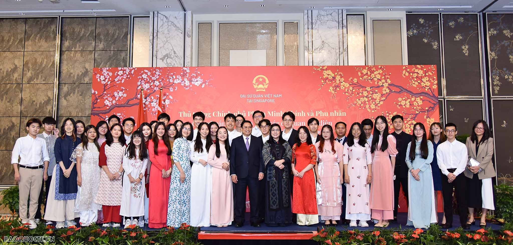 PM meets with representatives of Singapore Vietnamese community