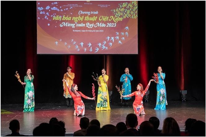 Art prgramme held in Hungary to celebrate the Lunar New Year. (Photo: VNA)