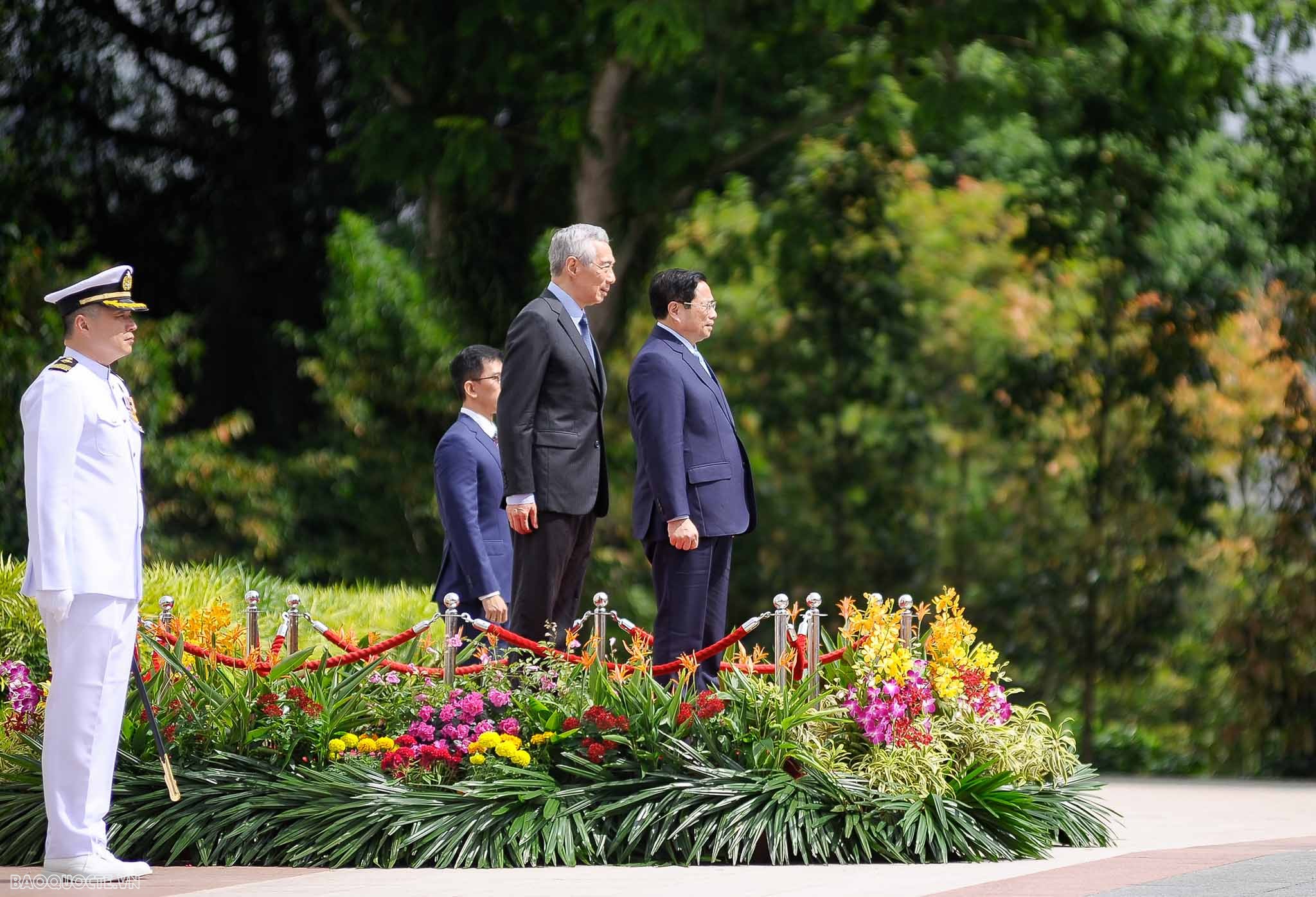 Official welcome ceremony held for Prime Minister Pham Minh Chinh in Singapore