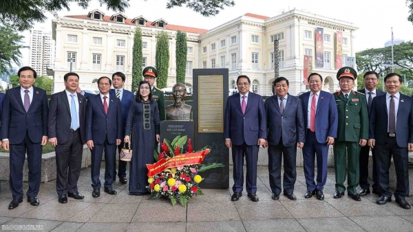 Prime Minister Pham Minh Chinh offers flowers at Ho Chi Minh Statue in Singapore