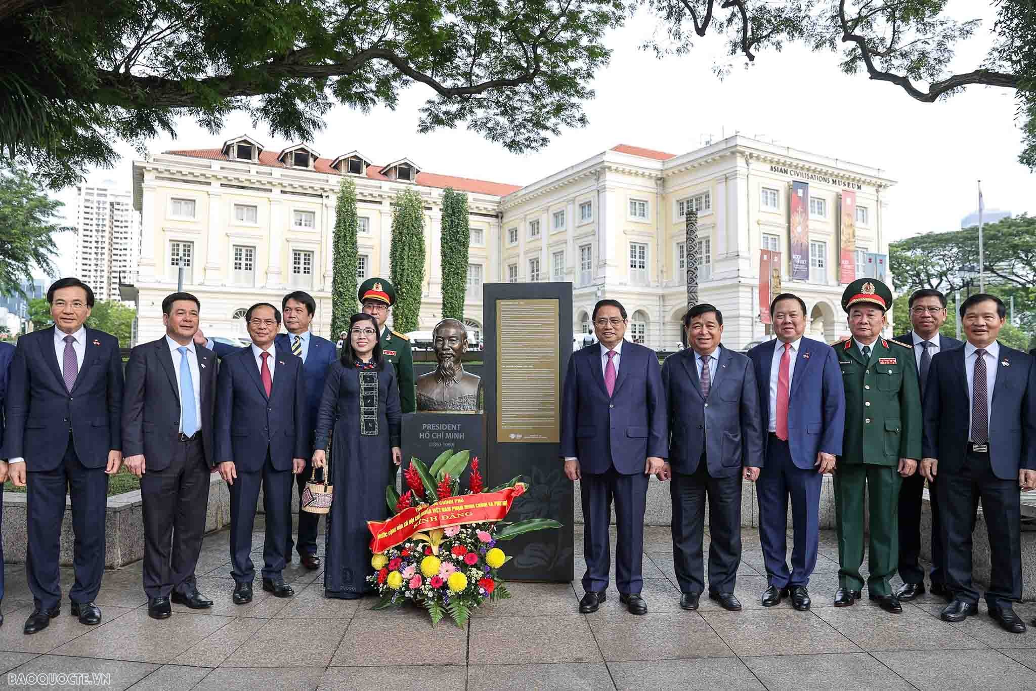 Prime Minister Pham Minh Chinh offers flowers at Ho Chi Minh Statue in Singapore