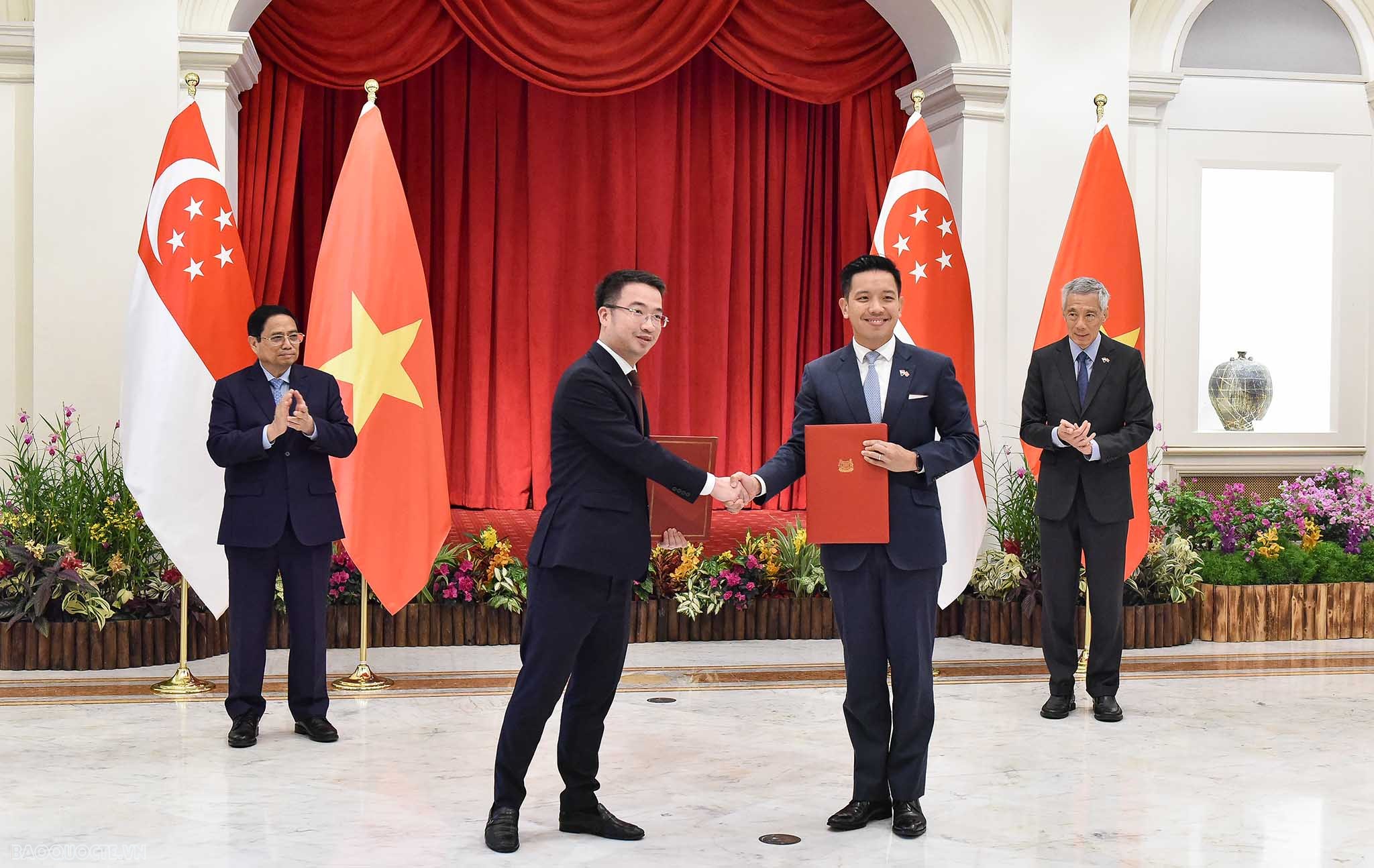 Vietnamese, Singaporean Prime Ministers hold talks in Singapore