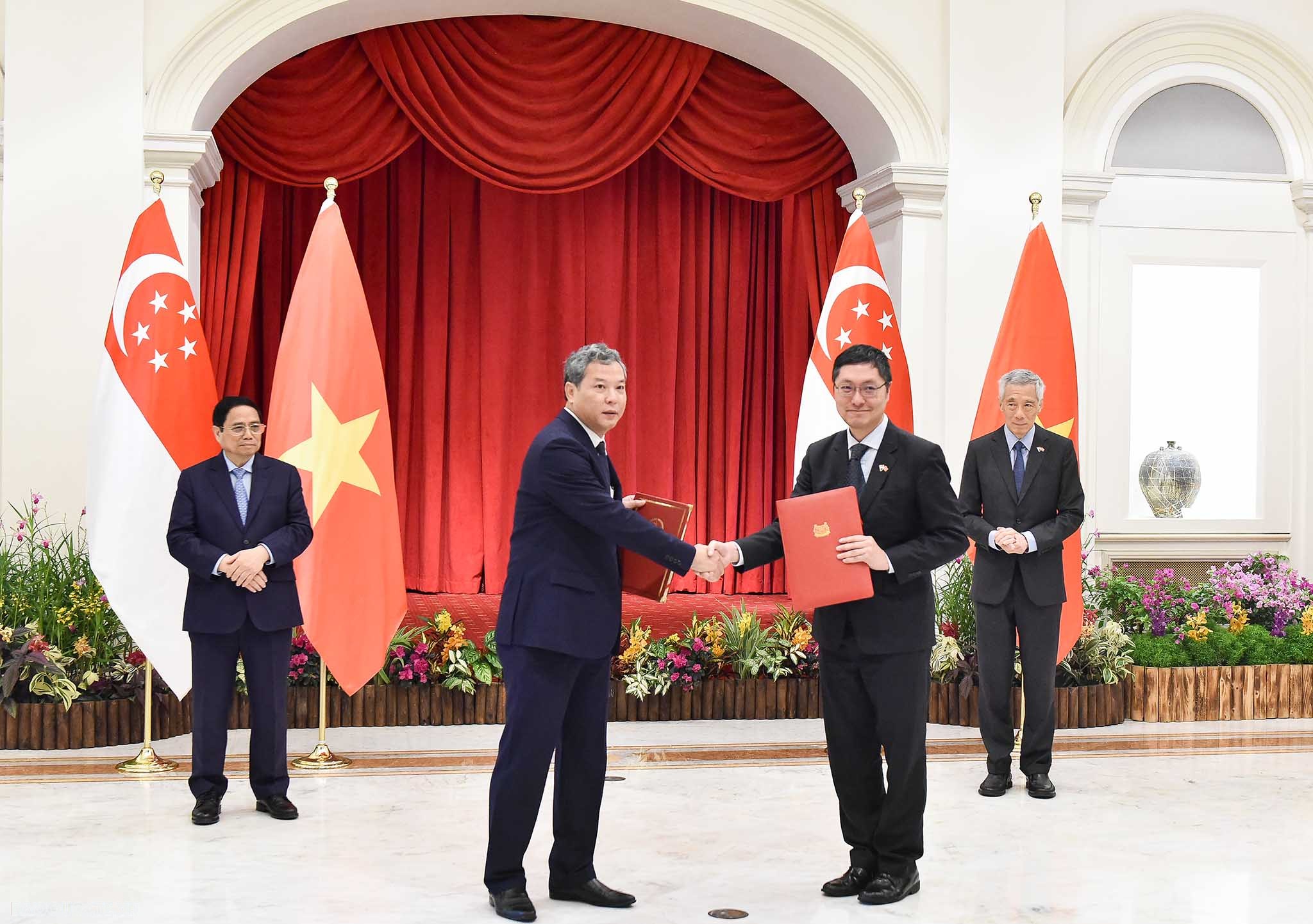 Vietnamese, Singaporean Prime Ministers hold talks in Singapore