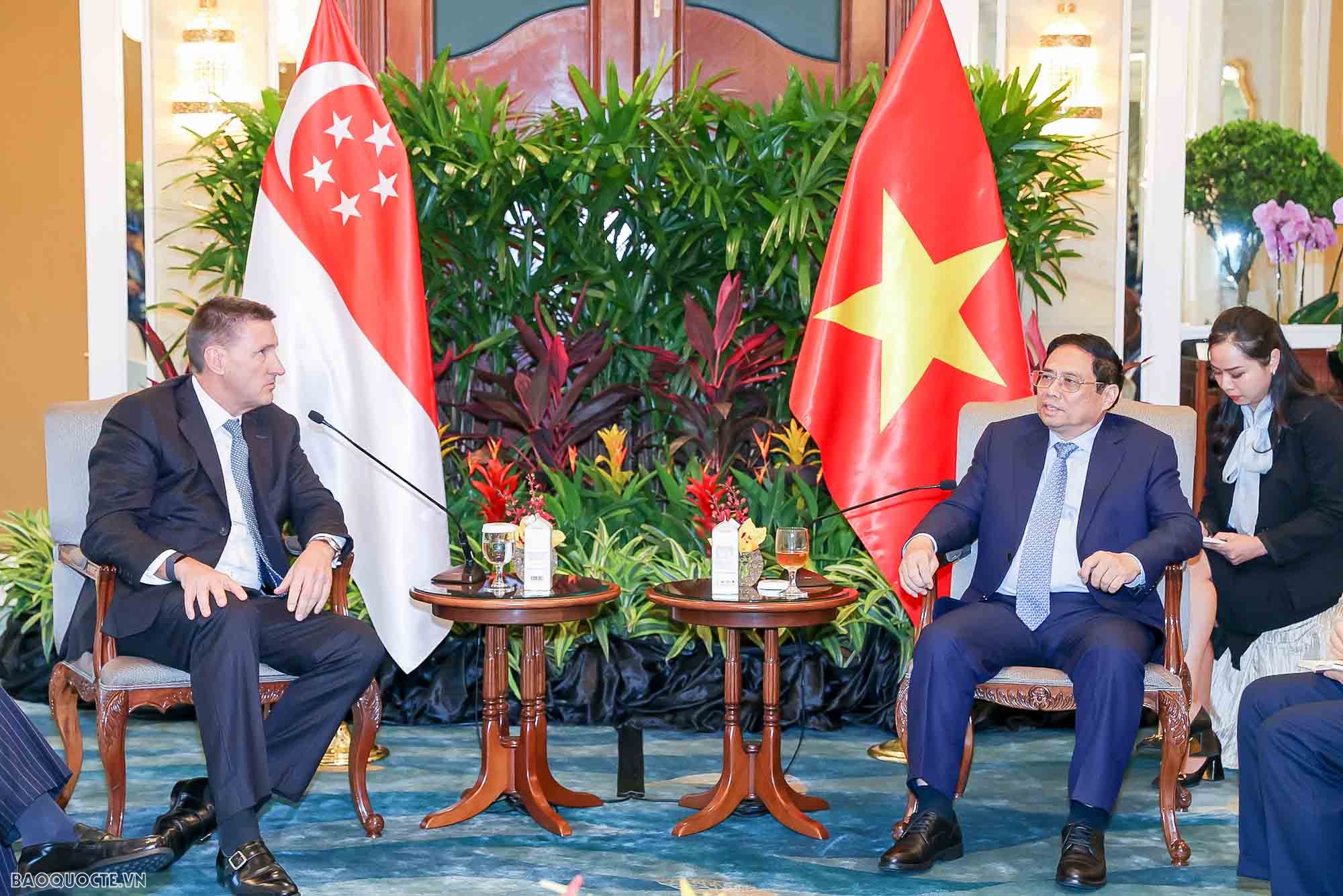 Prime Minister Pham Minh Chinh receives CEOs of Standard Chartered in Singapore