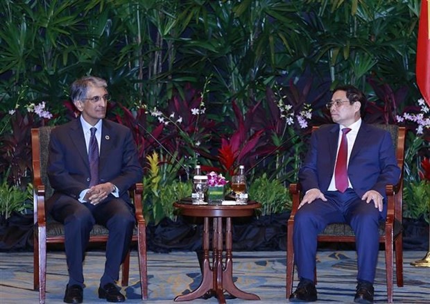 Prime Minister receives leaders of leading businesses in Singapore