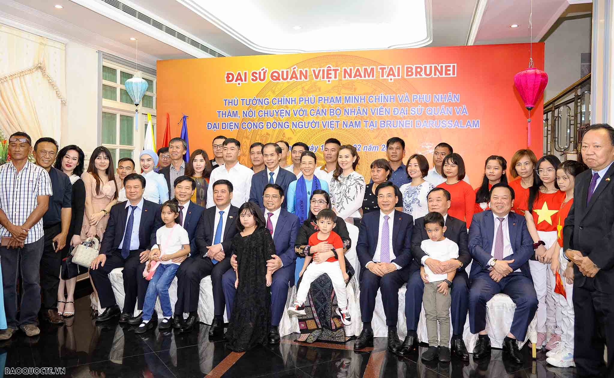 Prime Minister Pham Minh Chinh meets Vietnamese community in Brunei