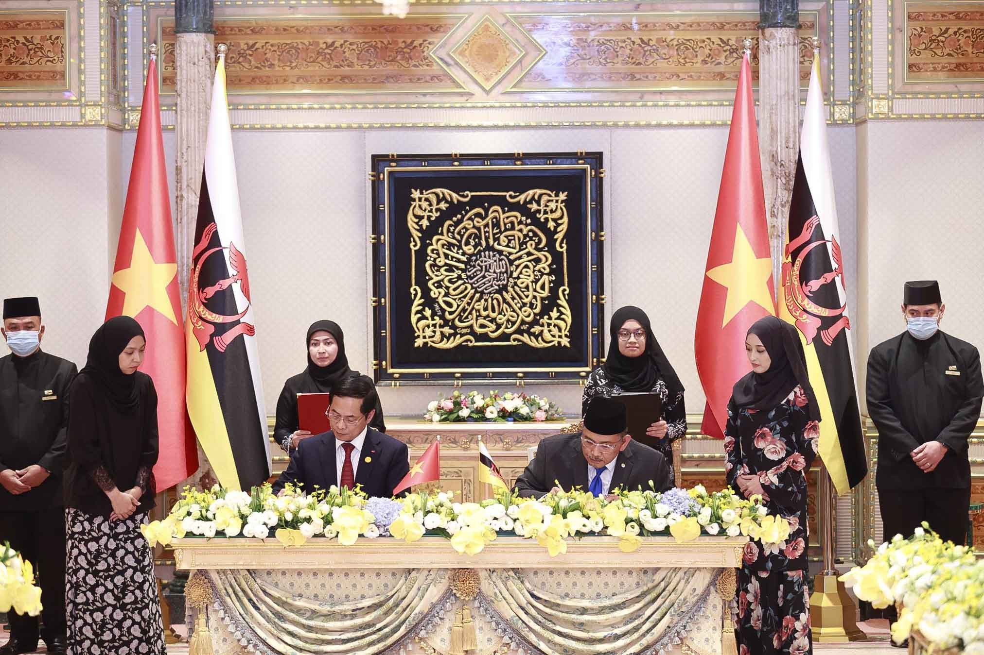 Prime Minister holds talks with Sultan of Brunei Hassanal Bolkiah Prime Minister holds talks with Sultan of Brunei Hassanal Bolkiah