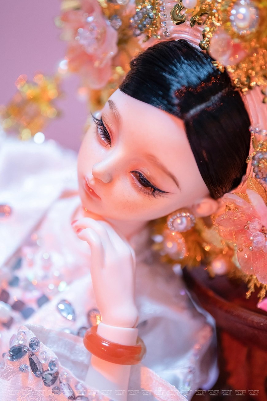 Through the Painting of the Four Palaces collection, Van Anh, with immense pride in Vietnamese culture, wants to make a contribution to preserving the country’s cultural quintessence for the younger generation while helping them gain a deeper understandin