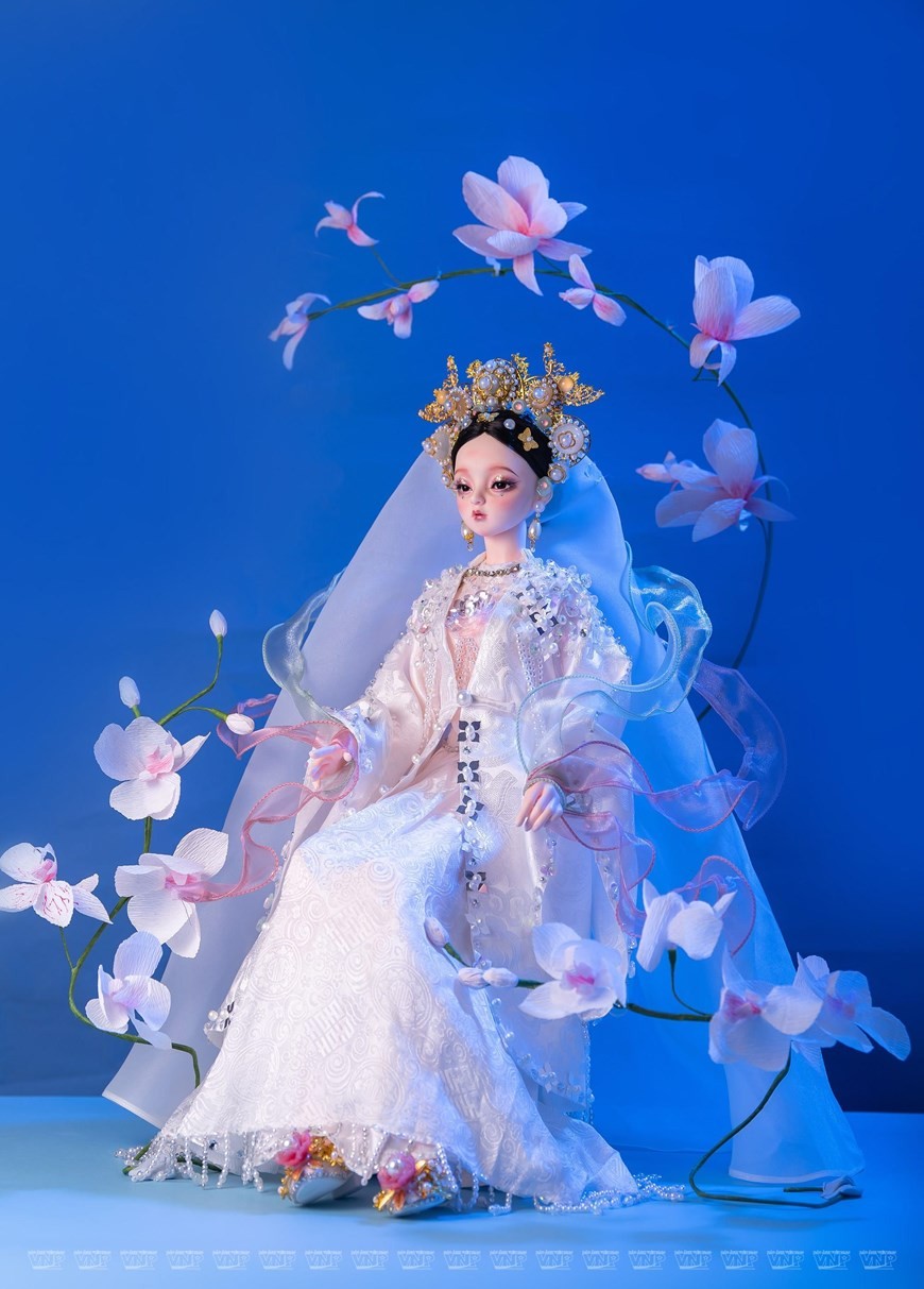 It takes her around 2 days to do the make-up for each figurative doll. Although each is only 60 centimetres in height, the decorative stages take a lot of time. (Photo: VNP/VNA)