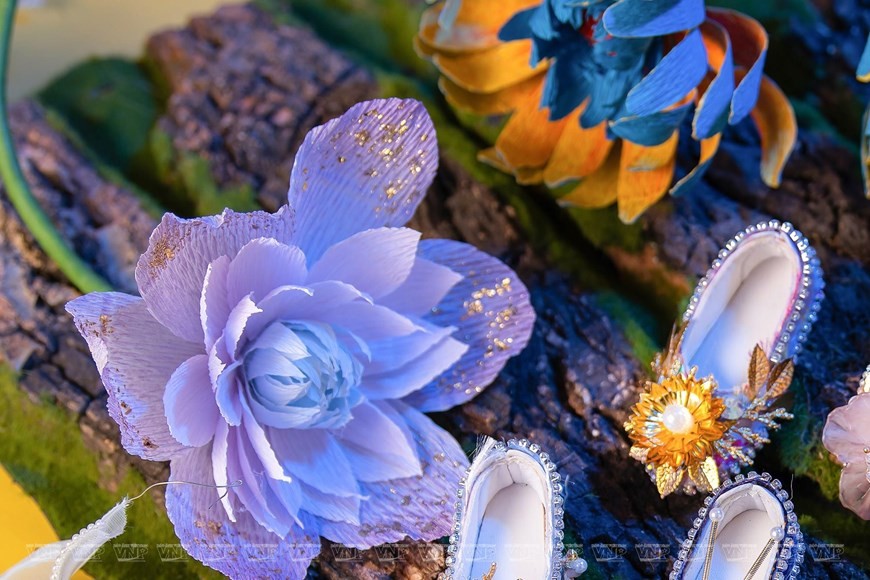 Van Anh said she spends two days on the make-up and four weeks to complete the complex patterns on the clothing. (Photo: VNP/VNA)