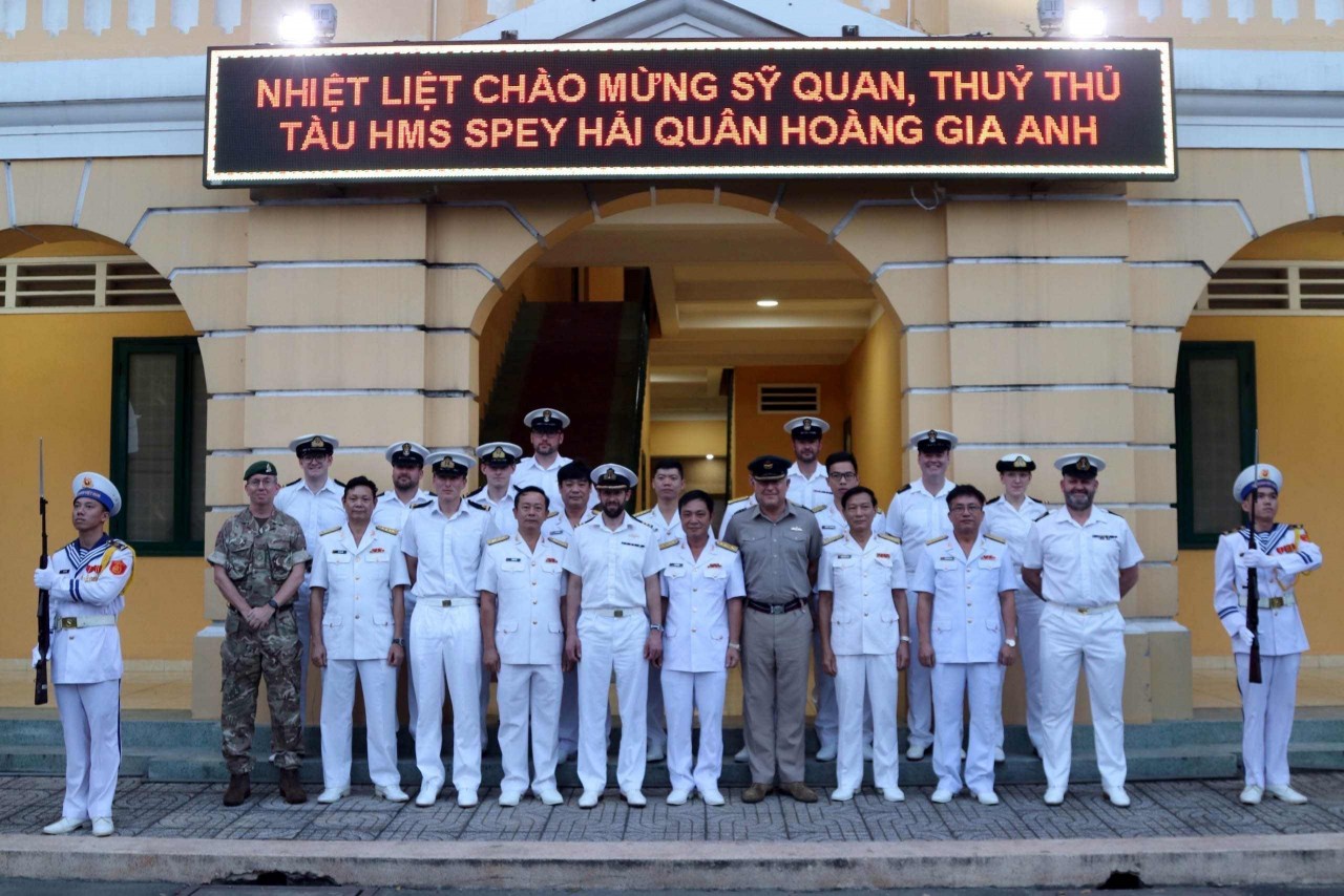 Vietnamese, British navies conduct joint exercise | Politics | Vietnam+ (VietnamPlus)