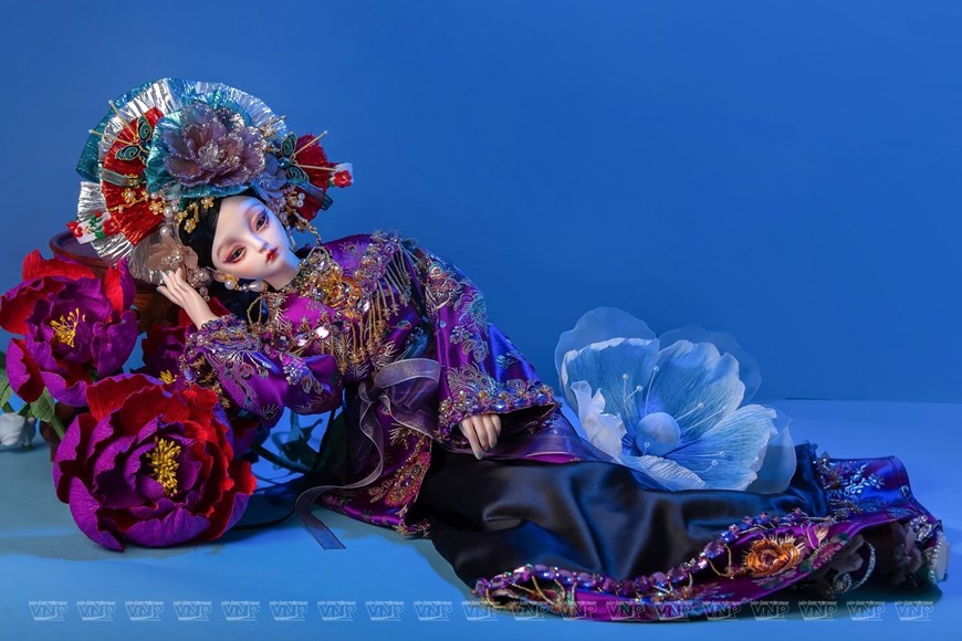 Her figurative dolls wear different types of clothes. For example, the De Tam Goddess wears white clothes while the De Nhi Goddess wears green clothes. (Photo: VNP/VNA) Her figurative dolls wear different types of clothes. For example, the De Tam Goddess wears white clothes while the De Nhi Goddess wears green clothes. (Photo: VNP/VNA)