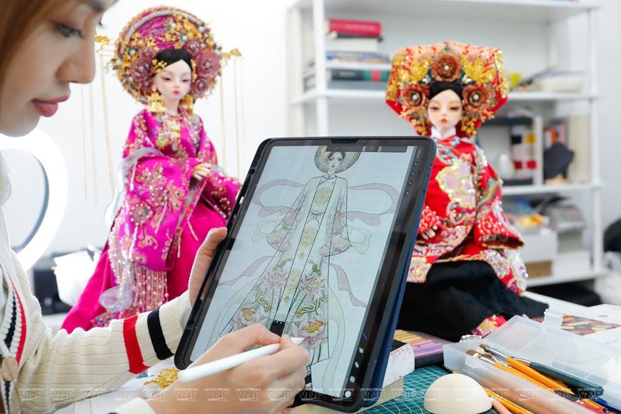 Her inspiration and patience as well as love for Vietnamese culture helps her create such an impressive collection. (Photo: VNP/VNA) Her inspiration and patience as well as love for Vietnamese culture helps her create such an impressive collection. (Photo: VNP/VNA)