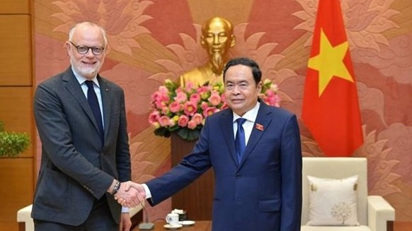 Standing NA Vice Chairman Tran Thanh Man receives Mayor of France’s Le Havre city