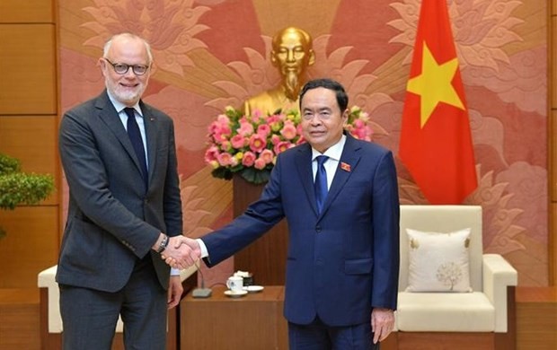 Standing NA Vice Chairman Tran Thanh Man receives Mayor of France’s Le Havre city