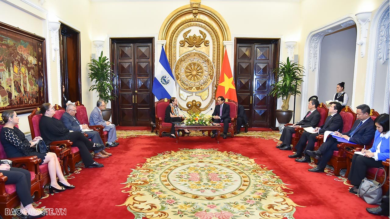 FM Bui Thanh Son welcomes El Salvador's Foreign Minister in Hanoi