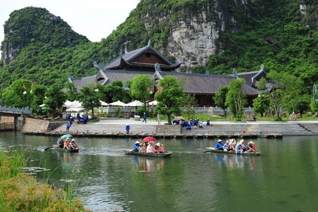 Visitors in a boat tour of the Trang An Landscape Complex in Ninh Binh province (Photo: VNA)