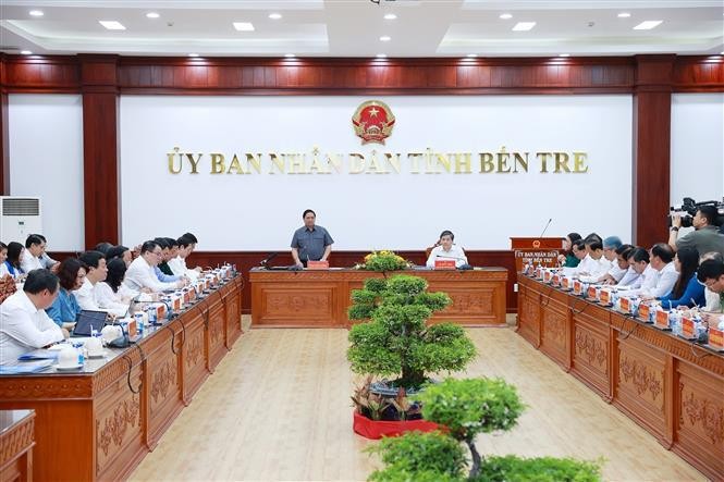 Prime Minister visits Ben Tre province, demanding to boost sea-based economy