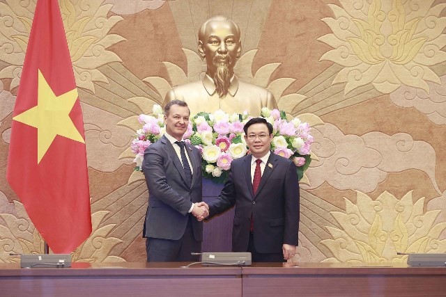 NA Chairman Vuong Dinh Hue receives Russian parliamentary guest