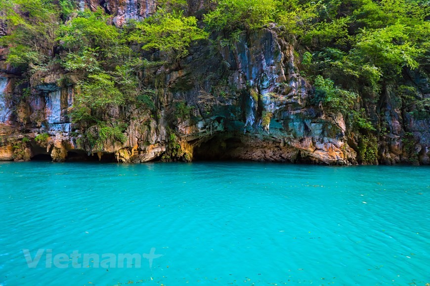 Ha Giang: Silk-like river in deepest canyon in Southeast Asia