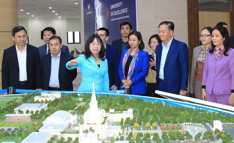 Lao Party officials visit Hanoi craft village and Vin University