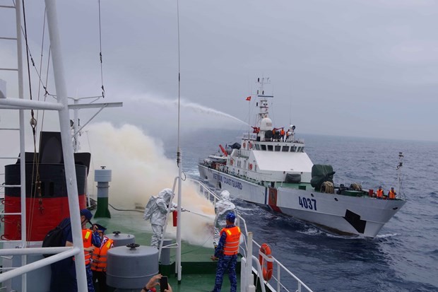 Officers and crew members of visiting Settu patrol ship of the Japan Coast Guard and Vietnam Coast Guard Region 2 Command at the joint traing session. (Photo: VNA Officers and crew members of visiting Settu patrol ship of the Japan Coast Guard and Vietnam Coast Guard Region 2 Command at the joint traing session. (Photo: VNA