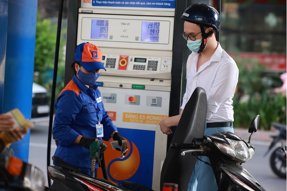 Petrol prices drop against projections of increase (Photo: laodong)