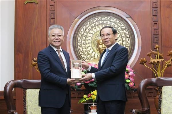 HCM City's Party Secretary Nguyen Van Nen receives China's Hainan delegation