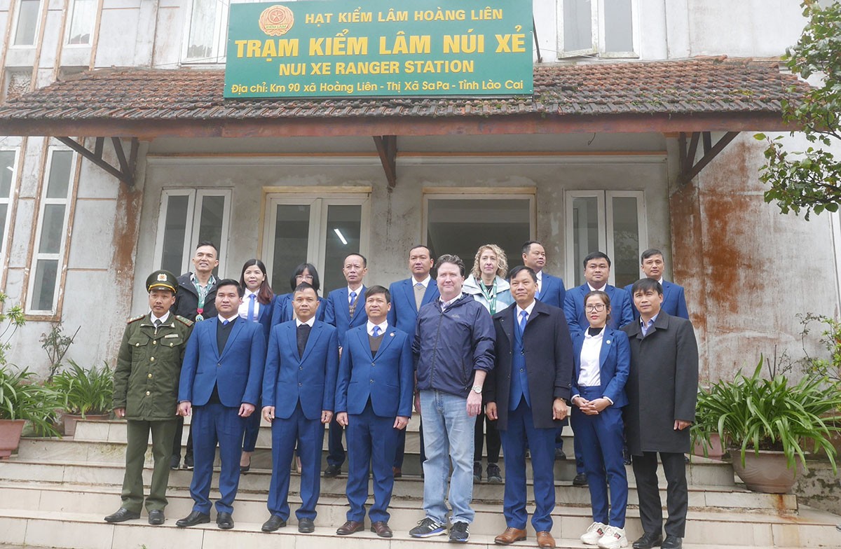 Ambassador Knapper tours Hoàng Liên National Park with park officials.