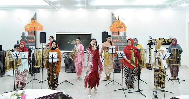 ASEAN Ladies experience playing Angklung in Hanoi