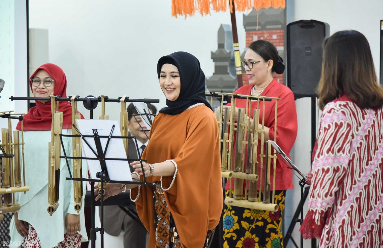 ASEAN Ladies experience playing Angklung in Hanoi