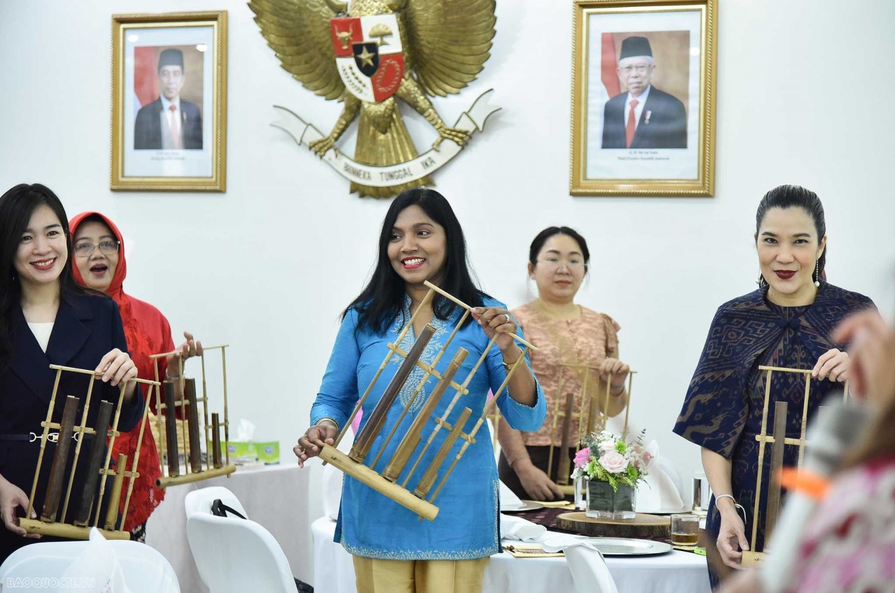 ASEAN Women Community has experienced playing Angklung in Hanoi