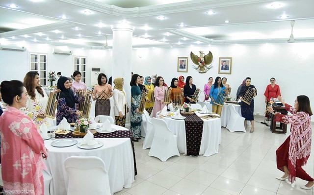 ASEAN Women Community has experienced playing Angklung in Hanoi