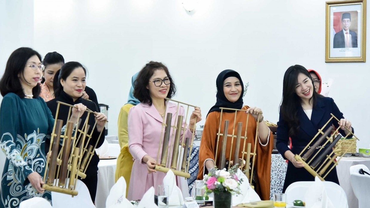 AWCH members experienced playing Indonesian Angklung in Hanoi