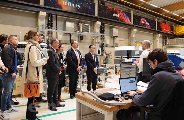 Đại sứ Nguyễn Văn Thảo, Phó Thủ hiến - Bộ trưởng Kinh tế và Ngoại thương Vùng Wallonia, ông Willy Borsus cùng các đại biểu thăm xưởng sản xuất máy móc điều trị ung thư của công ty IBA.