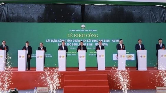Prime Minister launches construction of regional connectivity road in Hoa Binh