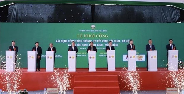 Prime MinisterPM Pham Minh Chinh and delegates press the buttons to launch the construction of the expressway from Hoa Binh to Son La (Photo: VNA)