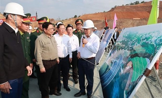 PM Chinh inspects the Hoa Binh Hydropower Plant's expansion project 