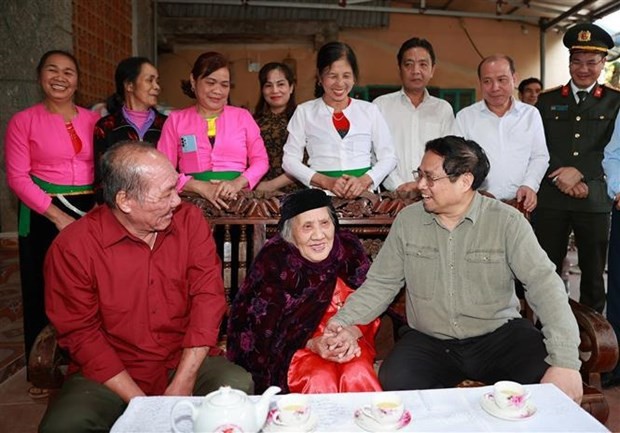 PM Chinh visits and presents gifts to Heroic Vietnamese Mother Nguyen Thi Cho (Photo: VNA)