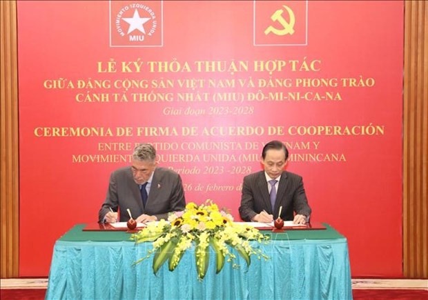 Le Hoai Trung (R), member of the CPV Central Committee and head of its Commission for External Relations, and Miguel Mejia, General Secretary of the MIU sign the agreement. (Source: VNA)