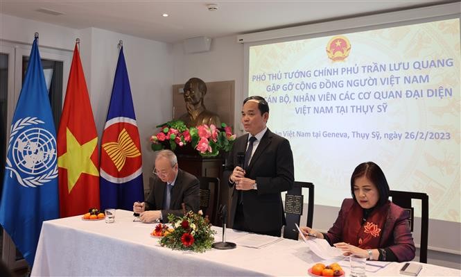 Deputy Prime Minister meets Vietnamese community in Switzerland
