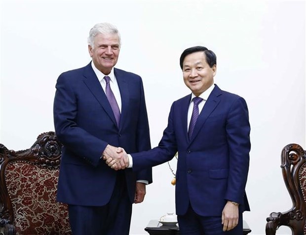 Deputy PM receives Evangelistic Association guest, affirming religious freedom in Vietnam's constant policy: