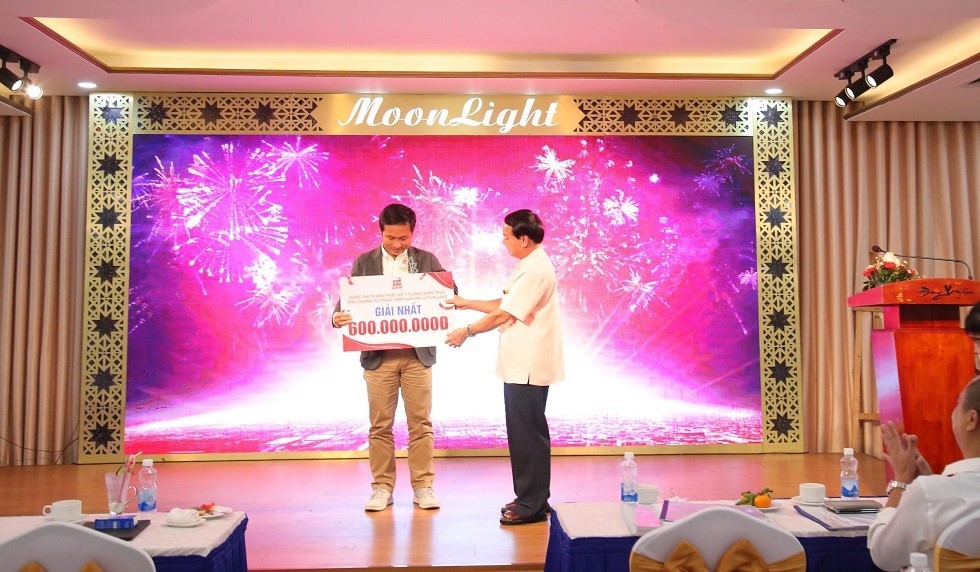 Le Thanh Thuan, CEO of Sao Mai Group, presents the first prize to the winning team