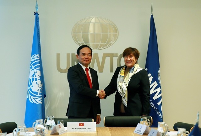 Deputy Prime Minister Tran Luu Quang met UNWTO Executive Director Zoritsa Urosevic.  (Photo: NDO)