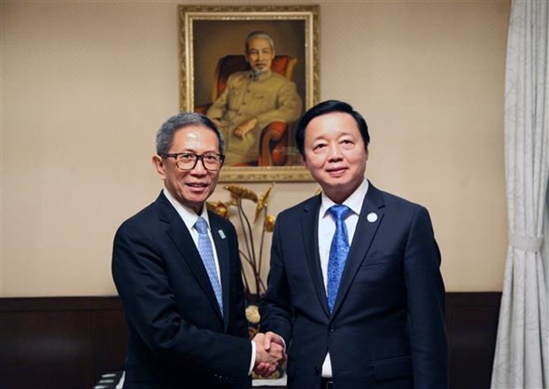 Deputy PM meets Philippine Secretary of Energy in Tokyo