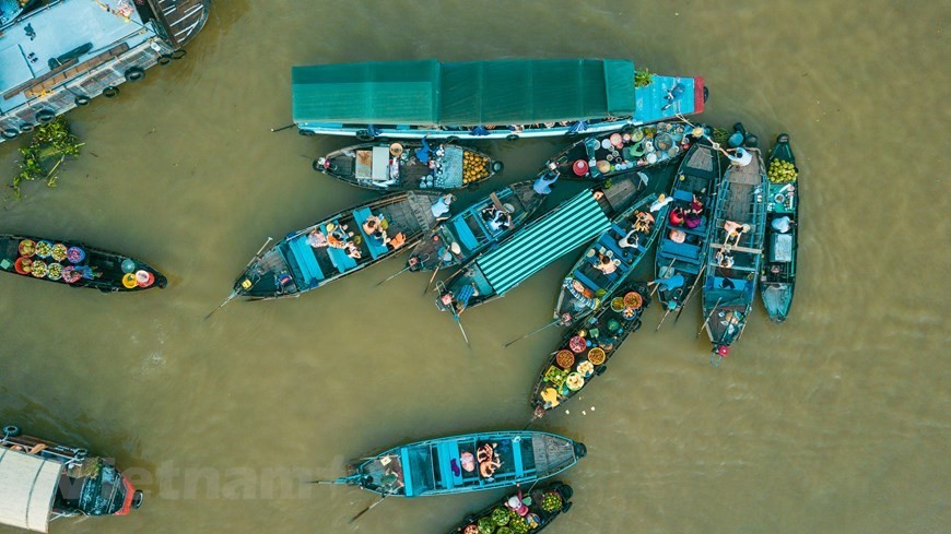 The market opens every day from dawn to about 8 to 9 am. Small boats serving as floating convenient stores and restaurants for locals and visitors create a lovely feature of the market. (Photo: VNA)