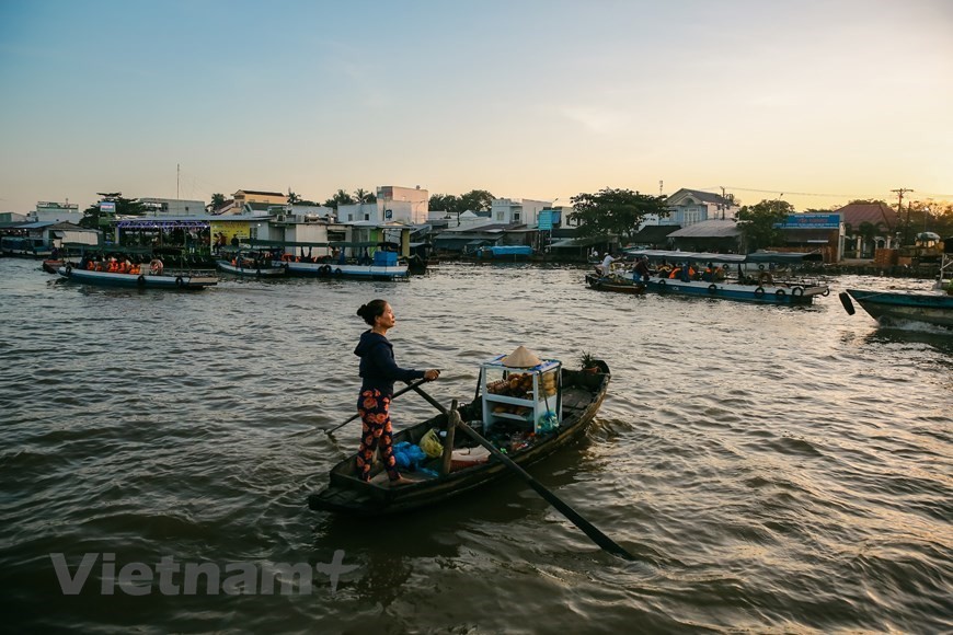 Small boats with lots of goods are readily available for tourists to choose from (Photo: VNA)