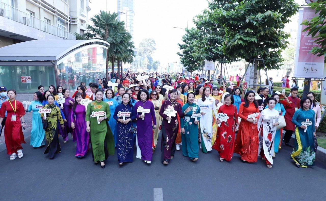 Over 3,000 go on parade in traditional long dress in HCM City. (Photo: VNA)